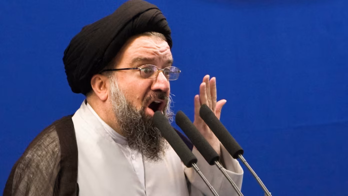 “Ustedes son asesinos y deben ser castigados. Son opresores y están sembrando corrupción en la tierra, luchan contra Dios y su Mensajero”, afirmó Khatami ante la congregación presente.