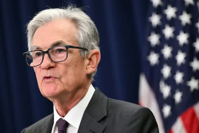 Guerra en Medio Oriente podría retrasar recortes de tasas de la Reserva Federal