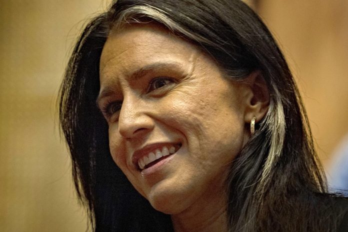 «Por muy poderosos que sean, todos los implicados en esta conspiración deben ser investigados y procesados con todo el peso de la ley para garantizar que nunca vuelva a ocurrir algo así», apunta Gabbard en un comunicado.