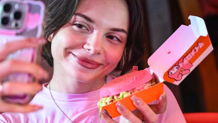 También en la colaboración hay helado de fresa con mermelada y una caja con alitas de pollo, nuggets y tiras de pollo. 