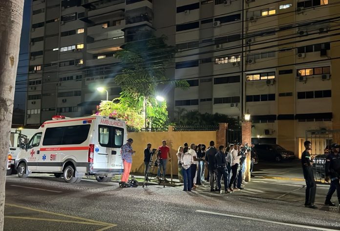 Según informó el coronel Diego Pesqueira, vocero de la Policía Nacional, entre los lesionados se encuentran personas de edad avanzada, trabajadores domésticos y familiares del agresor.