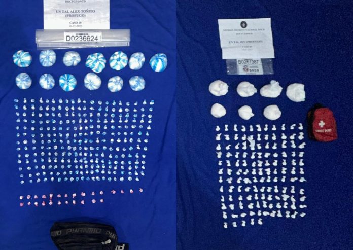 Se ocuparon además 33 máquinas tragamonedas, 03 celulares, RD $48, 100 pesos, balanzas, tijeras, entre otras evidencias, utilizadas para el empaque y distribución de narcóticos.