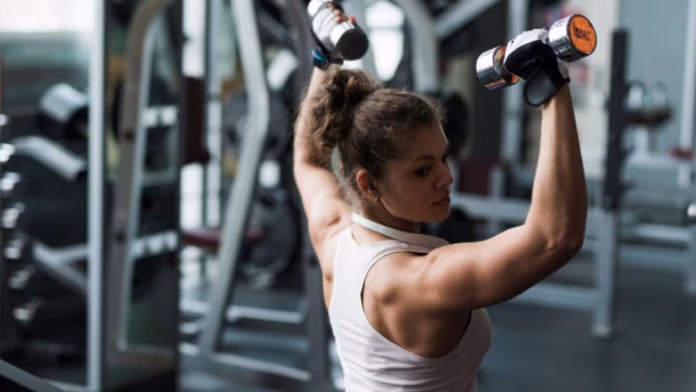 Según detalla Men’s Health, el estudio publicado en la revista Sports Medicine and Health Research se centró en analizar el impacto de los ejercicios cortos y regulares en personas sedentarias.