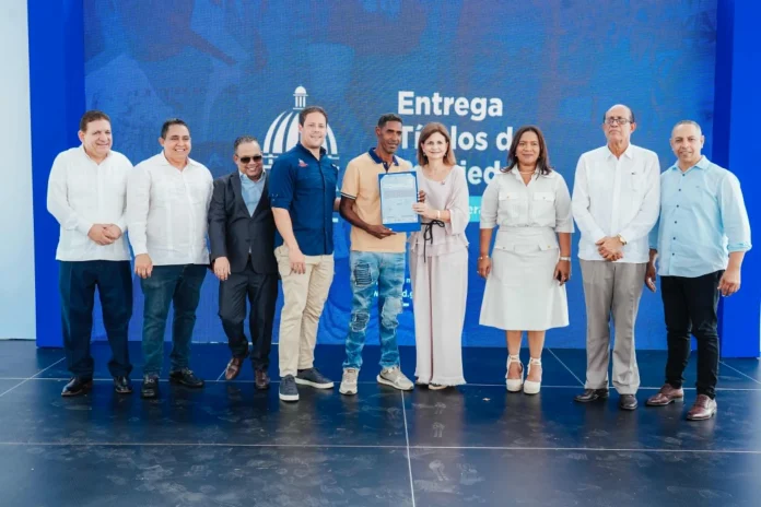 Peña agregó que desde el inicio de la gestión, el Gobierno que encabeza Abinader ha beneficiado a más de 450,000 dominicanos con la titulación de sus propiedades.