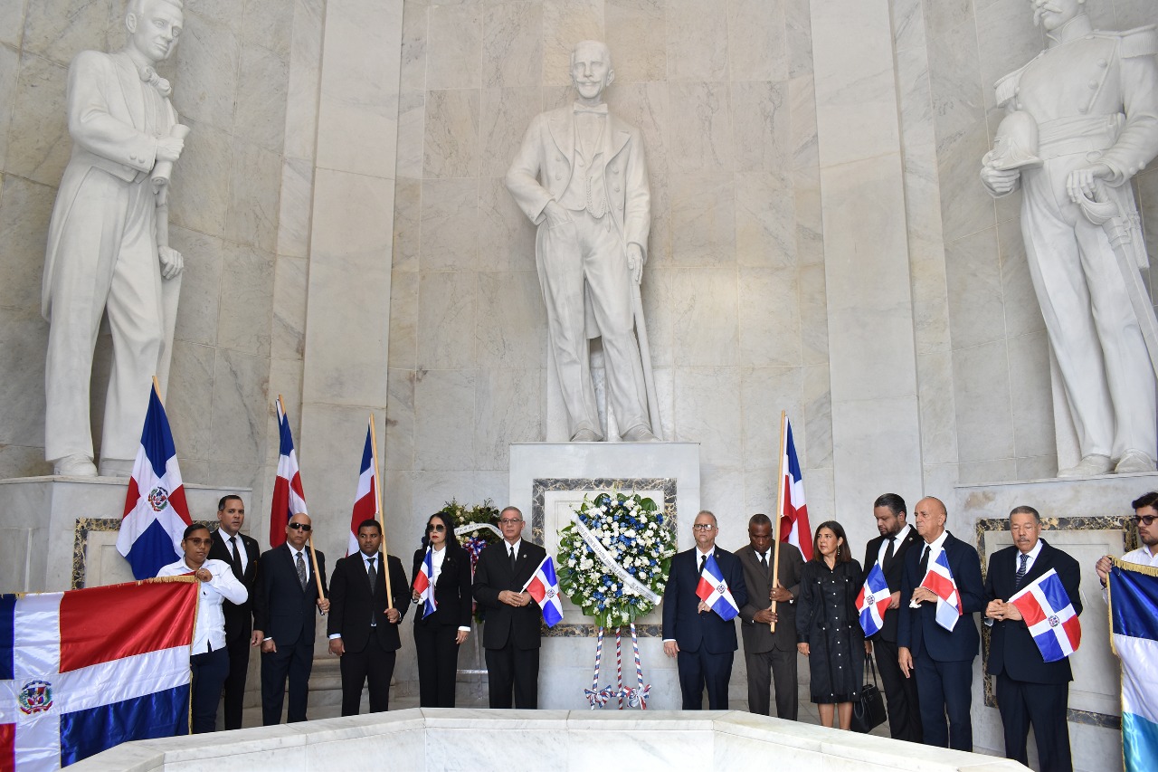 Ofrenda floral en el Altar de la Patria, en el parque Independencia, este martes.