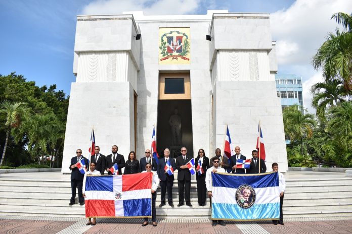 Ofrenda floral en el Altar de la Patria, en el parque Independencia.