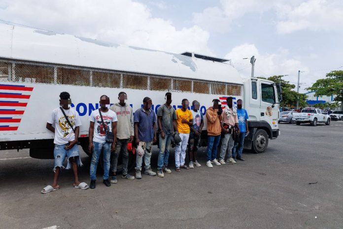 La DGM, igualmente, deportó ayer a 1,001 nacionales haitianos, quienes fueron entregados a las autoridades del país vecino por las puertas fronterizas de Dajabón, por donde se repatriaron 389 personas; Elías Piña, 423; Jimaní, 96, y Pedernales, 93.