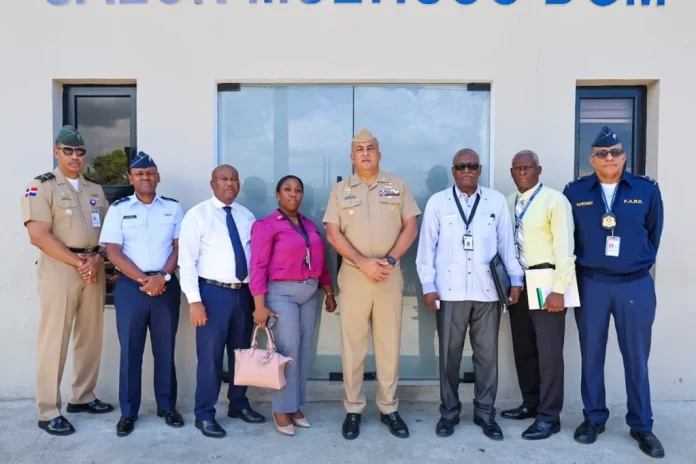 En dichas áreas, médicos disponibles 24/7 realizan evaluaciones de salud y entregan kits de asistencia que incluyen ropa, productos de higiene, alimentos y leche para infantes.