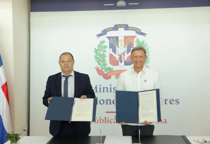 Gobierno firma acuerdo para establecer en el país la oficina regional del CLAD