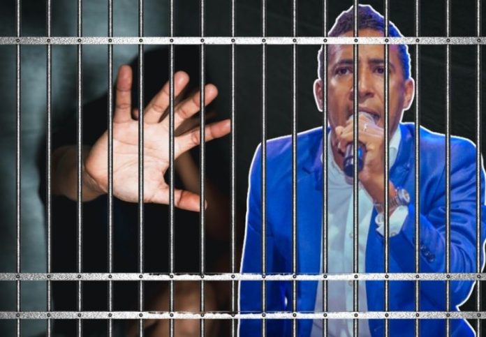 Según la investigación liderada por la fiscal Olivia Sosa, Castillo Ortega aprovechaba momentos de vulnerabilidad para acosar, agredir e intimidar a sus víctimas, llegando incluso a realizar tocamientos indebidos.