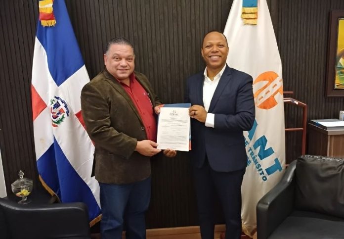 La entrega se realizó durante una reunión con una comisión encabezada por el presidente de la entidad, el dirigente sindical Mario Díaz.