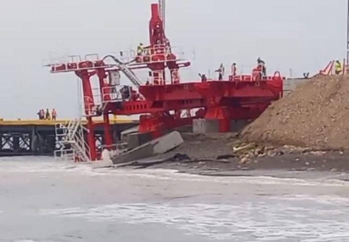 El puerto afectado es el que se construye en la Laguna de Cuyutlán, específicamente en su vaso 2. Según Santos Pérez, un empleado del sector turístico, los oleajes causaron daños considerables.