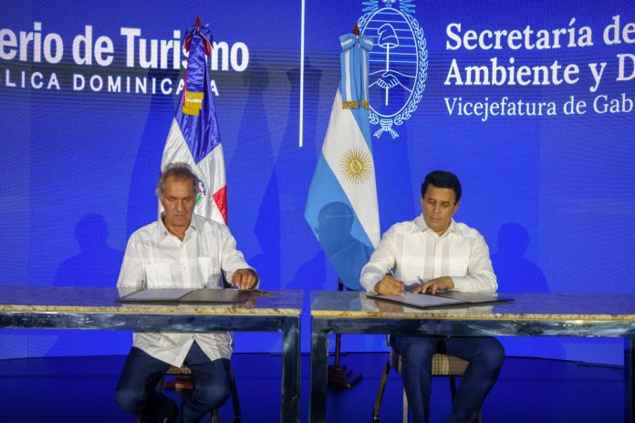 Scioli reafirmó el compromiso de Argentina con el desarrollo del turismo por el impacto que tiene en la economía y la diversidad cultural de ambos países.
