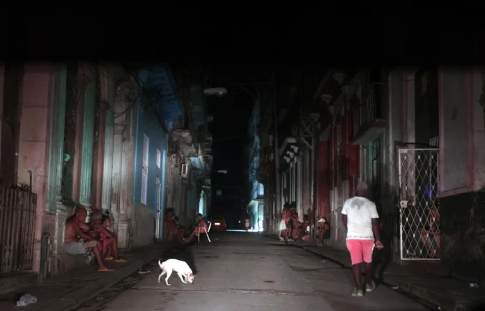 La crisis energética cubana se explica por la conjunción de un factor estructural, un sistema energético profundamente obsoleto, y un elemento coyuntural, el bloqueo petrolero iniciado en enero por EE.UU.