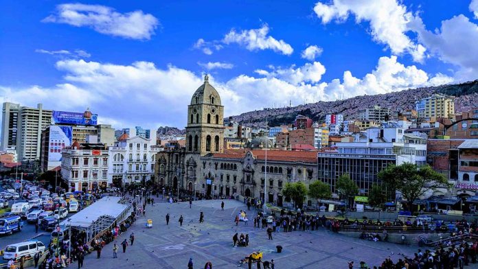 Más de 7,9 millones de bolivianos están llamados a elegir entre ocho candidatos presidenciales y a renovar el Congreso de 166 miembros. 