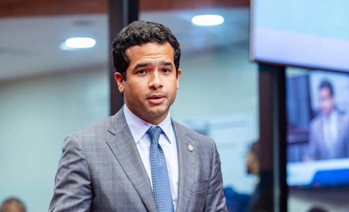 “Hay familias que aman con todo, pero una cirugía de corazón abierto puede costar cientos de miles o incluso millones de pesos”, argumentó el legislador.