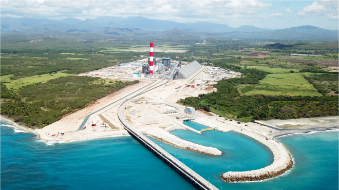 Según el texto, se ha pretendido confundir al país “presentando un costo inflado de la central, cargándole gastos operativos, financieros, líneas de transmisión ajenas y hasta la reducción de los ingresos por concepto de energía producida durante el período de prueba”.