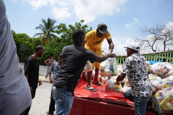 Refidomsa brinda apoyo a familias afectadas por las lluvias en Azua