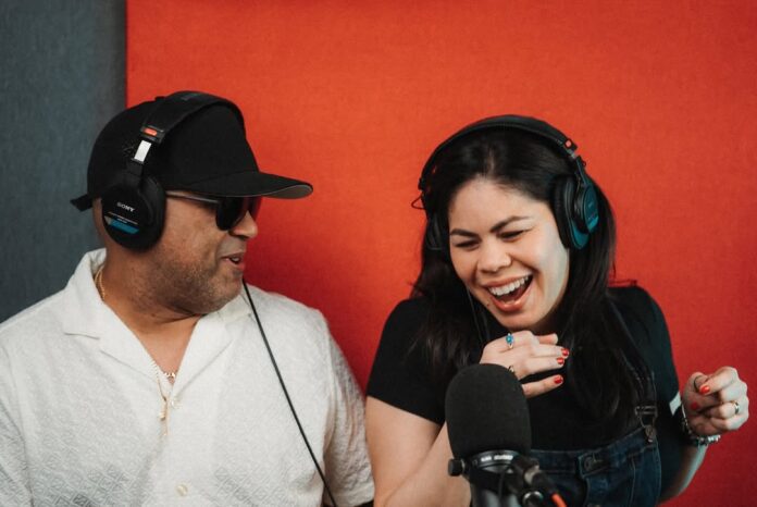 La canción, originalmente de Kany García y Carin León, fue adaptada al ritmo del merengue con los arreglos musicales de Noe Cid, resaltando la interpretación, la complicidad escénica y la conexión del dúo en el escenario.