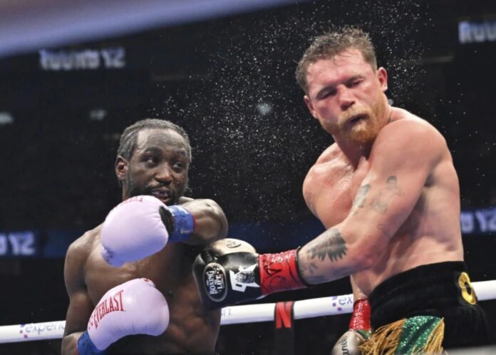 El público enloqueció ante la superioridad del estadounidense, quien se convirtió en el primer boxeador en desmantelar a Canelo con tanta claridad en un escenario de esta magnitud.