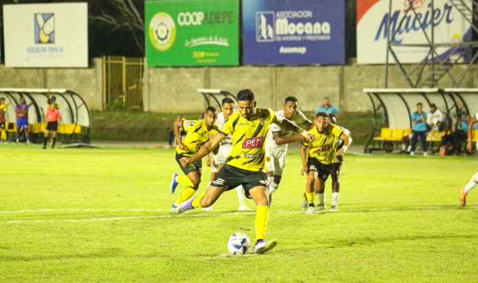 Empate dramático para el MOCA FC con gol de penal de Gustavo Ascona