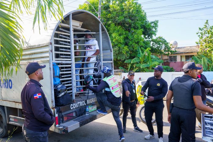 Migración detiene a 1,056 haitianos en condición irregular en operativo