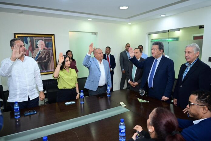 Leonel Fernández juramenta a Roberto Durán y a ingenieros y profesionales de Santiago
