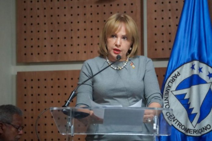 La dirigente política calificó al actual Gobierno como “un fiasco, basado en cuento tras cuento e improvisación tras improvisación”, atribuyéndole la responsabilidad del encarecimiento de la canasta básica.