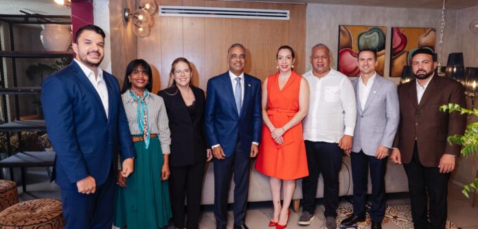 Ministro de Energía y Minas presenta planes y retos del sector energético en encuentro de La Mesaza