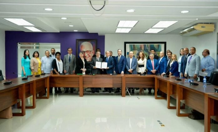 Toribio precisó a la prensa que el tema de la regularización migratoria no fue incluido en los acuerdos del informe, subrayando que este aspecto debe regirse estrictamente por las leyes vigentes.