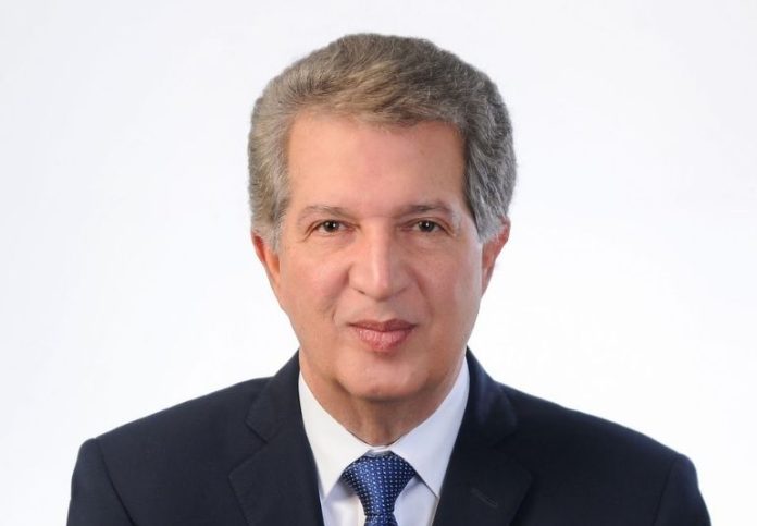 Esa devaluación beneficia de manera tácita a los mismos sectores que siempre han privilegiado —turismo y zonas francas— a costa de la miseria de la población.”