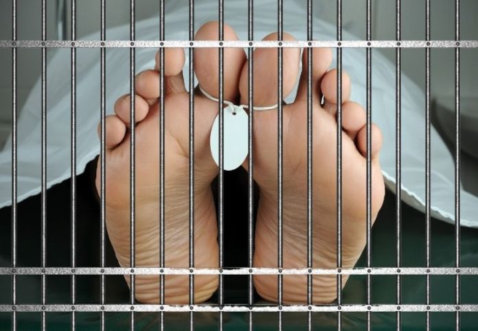 Para consumar la maniobra, se valía de médicos en pasantía sin exequátur, quienes llenaban los formularios de defunción en distintos turnos.