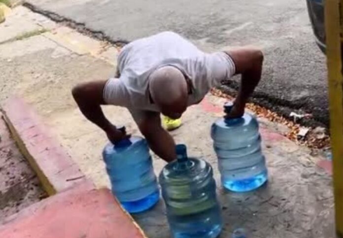 El video, que ya acumula miles de reproducciones, muestra la impresionante fuerza y equilibrio del hombre mientras realiza la hazaña frente a la cámara.