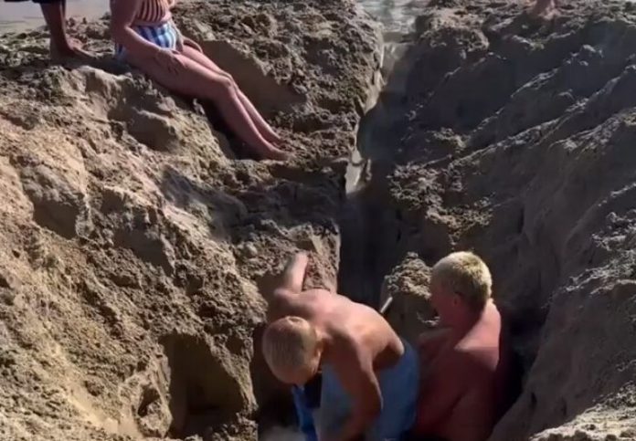 Finalmente, la llegada de rescatistas evitó que la situación pasara a mayores y, por suerte, los jóvenes fueron sacados sin heridas graves.