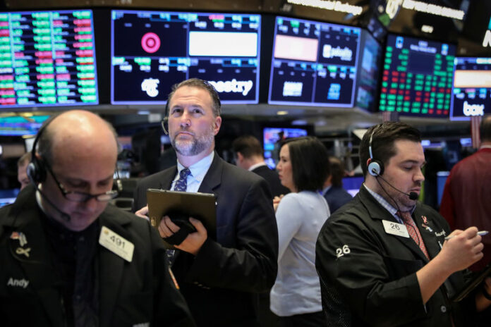 Las caídas en los títulos este viernes anularon las ganancias que había acumulado el S&P 500 durante la semana (perdió más de 1 %), mientras que Nasdaq y Dow Jones también se anotaron una pérdida semanal de más del 1 % y del 2 %, respectivamente.