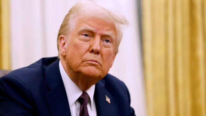 Donald Trump ordena al Pentágono pagar sueldos a militares de EE.UU.