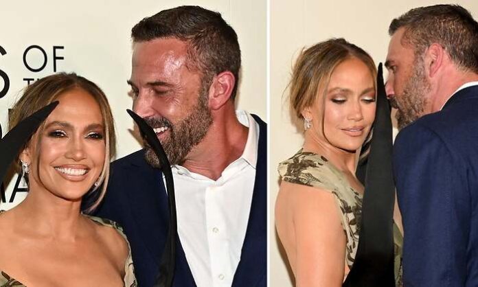 Ben Affleck y Jennifer Lopez sorprenden al aparecer juntos en el estreno de “El beso de la mujer araña” en Nueva York