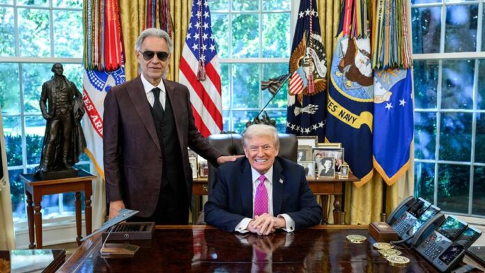 Bocelli acudió al despacho acompañado de su familia y fue recibido por el mandatario previo a su reunión con el presidente ucraniano, Volodimír Zelenski.