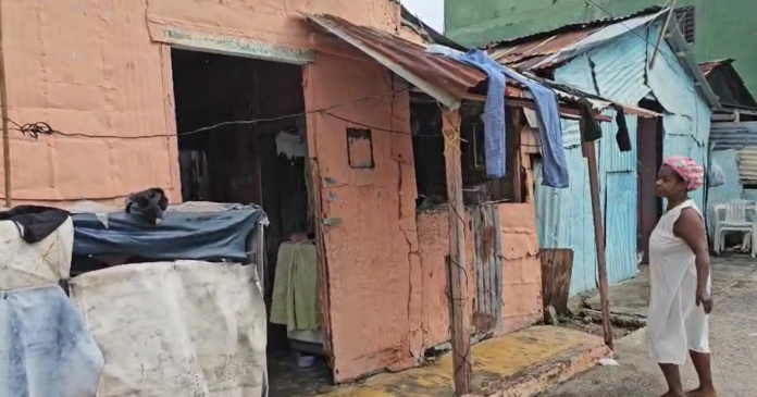 Residentes de La Cañada Bonavides luchan por levantarse tras paso de la tormenta Melissa