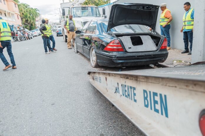 Digesett y alcaldía de Santiago realizan operativo contra vehículos mal estacionados