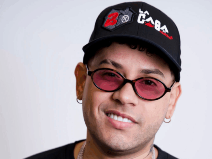 El cantautor urbano Shadow Blow mostró una faceta profundamente humana y vulnerable al abrir su corazón en el confesionario de “La Casa de Alofoke 2”, donde entre lágrimas compartió emocionantes recuerdos de su niñez y habló por primera vez del vínculo con su familia de crianza. Durante una conversación con el productor y animador Josell Hernández, el artista narró que fue criado por sus tíos desde que tenía apenas un año de edad, luego de la separación de sus padres biológicos. “Mi madre biológica acudió donde su tío para pedirle ayuda, y él le dijo: ‘Deja el niño aquí mientras te estabilizas’. Desde ese día, esa casa se convirtió en mi hogar”, expresó con la voz entrecortada. Shadow Blow explicó que, aunque siempre supo quiénes eran sus padres biológicos, el amor recibido de su familia de crianza fue tan grande que nunca sintió diferencia. “Para mí, mis padres son ellos, sin condiciones. Me dieron todo el amor del mundo”, confesó el intérprete, quien actualmente se prepara para su concierto “Capítulos”, el próximo 20 de diciembre en la Gran Arena del Cibao. Conmovido, también recordó los momentos con su madre biológica, a quien esperaba cada día con entusiasmo. “Cuando la veía venir con su palito de queso, salía corriendo. Era mi momento favorito del día”, recordó con una sonrisa nostálgica. La emoción alcanzó su punto máximo cuando escuchó un mensaje de voz de su madre de crianza, doña Eva, quien le expresó todo su orgullo y amor: “Te estamos mirando a diario. Sabemos que eres un hombre tranquilo, de amor y con talento. Te queremos mucho, y que Dios te bendiga siempre”. Entre lágrimas, el artista rompió su habitual coraza y pronunció una frase que nunca antes había dicho: “La amo muchísimo. Nunca le había dicho a mi mamá que la amo. Hoy quiero que sepa que la amo de corazón”. Con esta confesión, Shadow Blow no solo mostró su lado más sensible, sino también la profunda humanidad detrás del artista, recordando al público que, más allá de la fama, sigue siendo un hijo agradecido que valora sus raíces y el amor que lo formó.