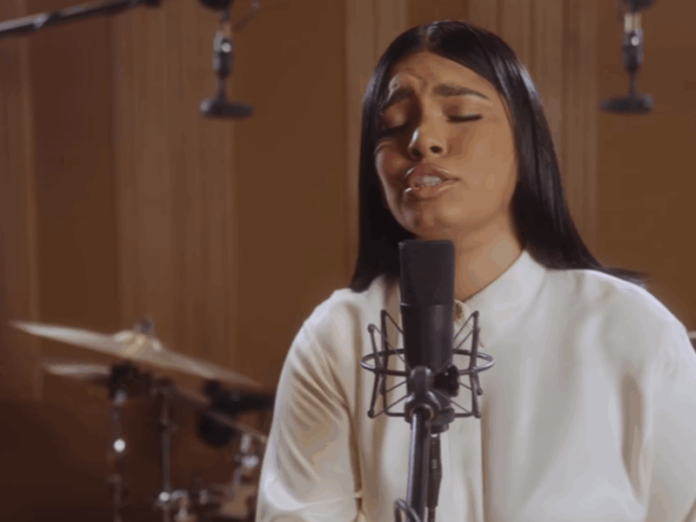 La Ross María celebra primer millón de vistas con su debut cristiano “Abre la Puerta”