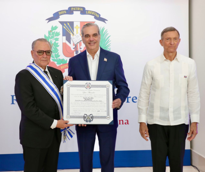 Abinader condecora a Frank Rainieri Marranzini con Orden del Mérito de Duarte, Sánchez y Mella