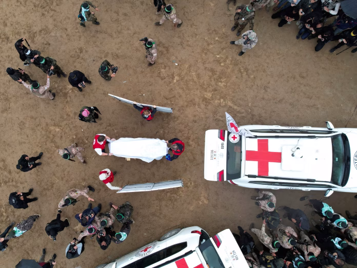 Israel afirma uno de los cuerpos entregados por Hamás no es un rehén; identifican otros tres cadáveres