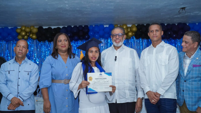 Desarrollo de la Comunidad capacita residentes en Azua y Bonao