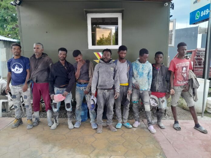 Ejército detiene a dos dominicanos por transportar haitianos indocumentados en tanques
