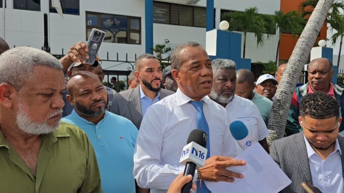 Choferes protestan contra cancelación de tarjeta Bonogas en el Intrant