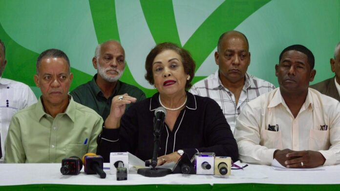 Gobierno castiga con impuestos indebidos a más de 750 mil asalariados, afirma Fuerza del Pueblo