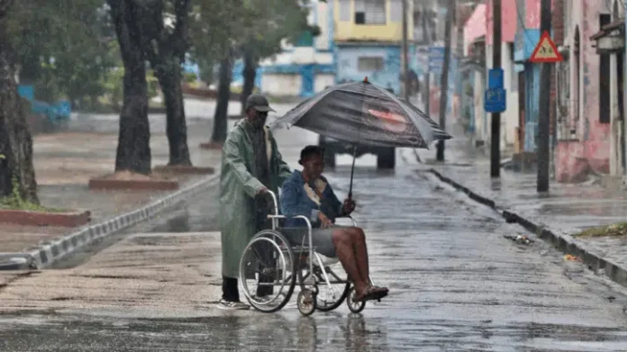 Vaz explicó asimismo que los tres aeropuertos internacionales ya están abiertos para recibir ayuda y que se esperan nueve vuelos en esta jornada son suministros, así como una decena de vuelos de pasajeros.