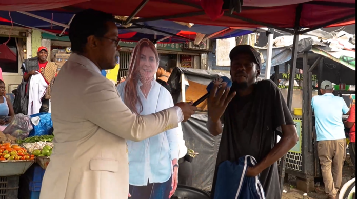Los comerciantes también denunciaron que gran parte del espacio ha sido ocupado por vendedores haitianos y criticaron la presencia de personas que generan condiciones insalubres y desorden, calificando la situación de 